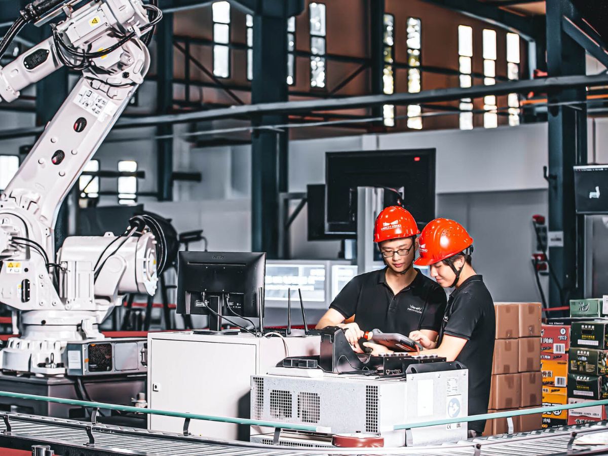 Digital_Transformation_Examples_in_Manufacturing.jpeg